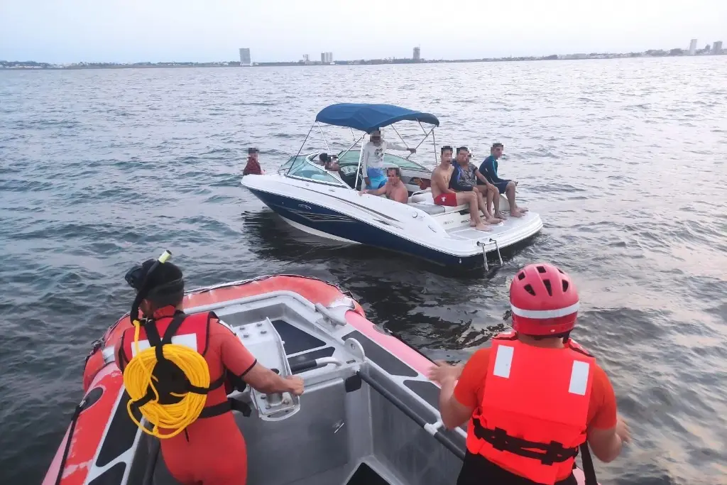 Imagen Rescatan a 9 personas en yate a la deriva en Boca del Río, Veracruz