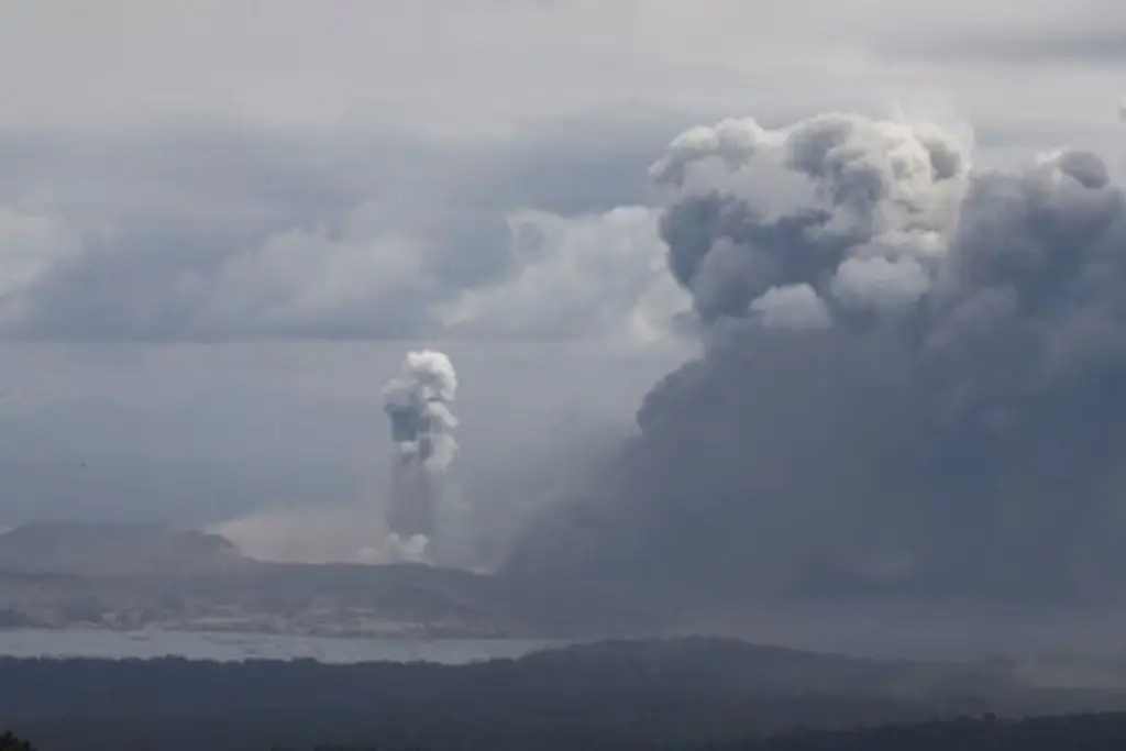 Imagen Filipinas, en alerta por dos de sus volcanes más activos