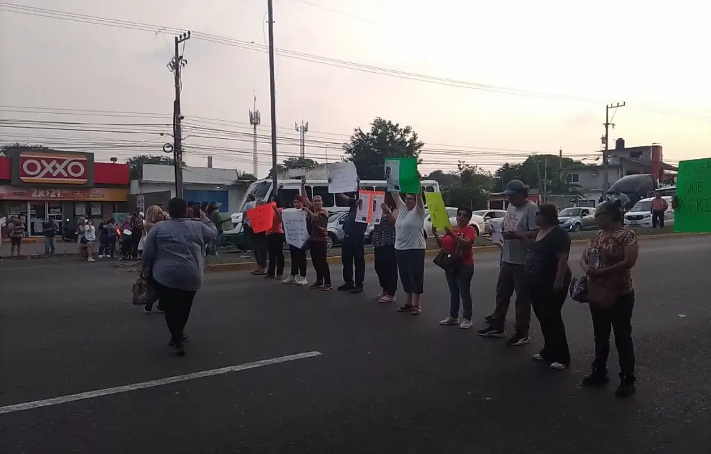 Imagen Bloquean carretera a Tejería para exigir aparición de estudiante de Tecnológico de Veracruz