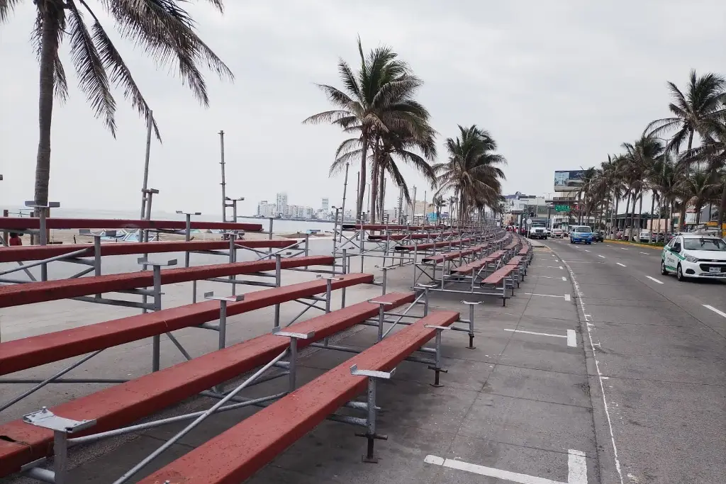 Imagen Así avanza instalación de gradas en bulevar Ávila Camacho por Carnaval de Veracruz
