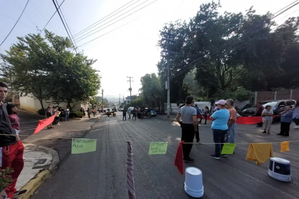 Imagen Vecinos bloquean salida a Coatepec, tienen una semana sin agua
