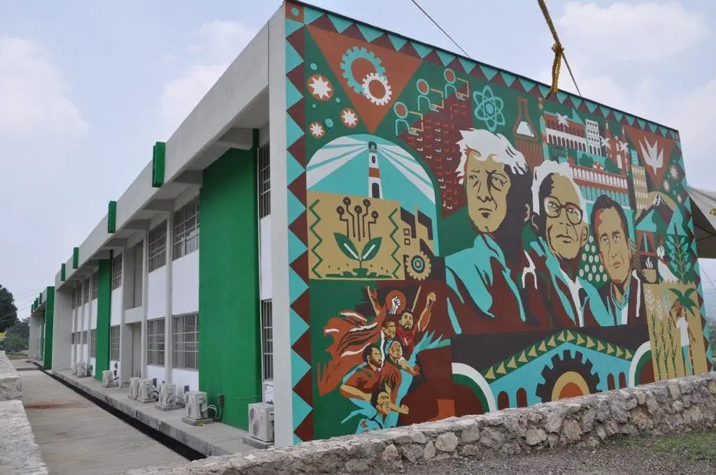 Imagen Pintan a Cuitláhuac, AMLO y Zenyazen en mural de escuela