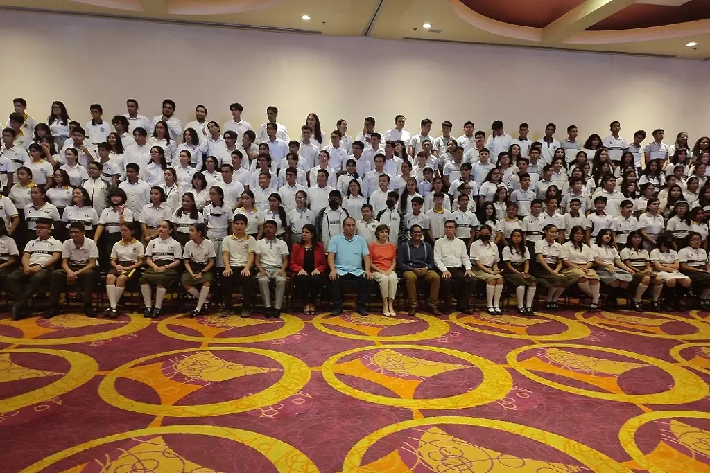 Imagen Entrega TenarisTAMSA becas de excelencia a estudiantes veracruzanos (+fotos)