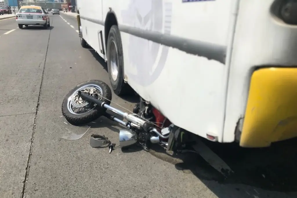 Así es como quedó debajo de un camión urbano un motociclista en Boca ...