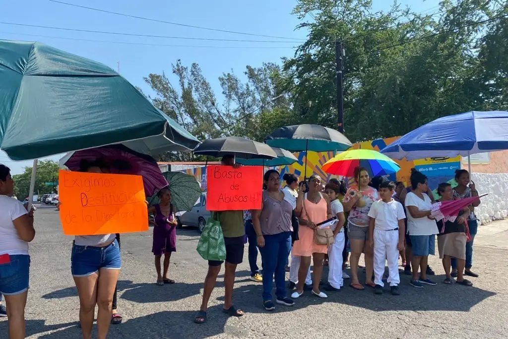 Imagen Padres de escuela Alfonso Arroyo Flores exigen que destituyan a directora