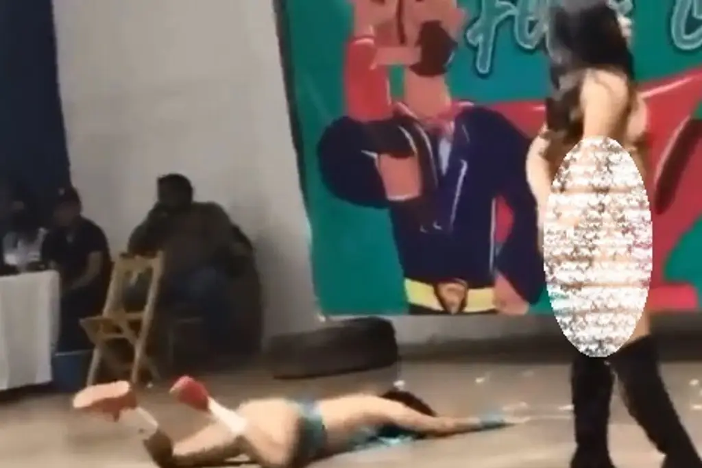 Imagen Alcalde contrata bailarinas para festejar a papás en su día (+Video)