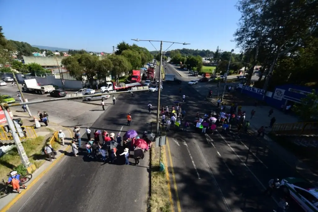 Imagen Escoltas sacan a alcalde de Banderilla de manifestación ante reclamos por falta de agua