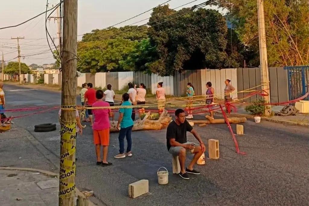 Imagen Bloquean Raz y Guzmán de Veracruz por falta de luz 