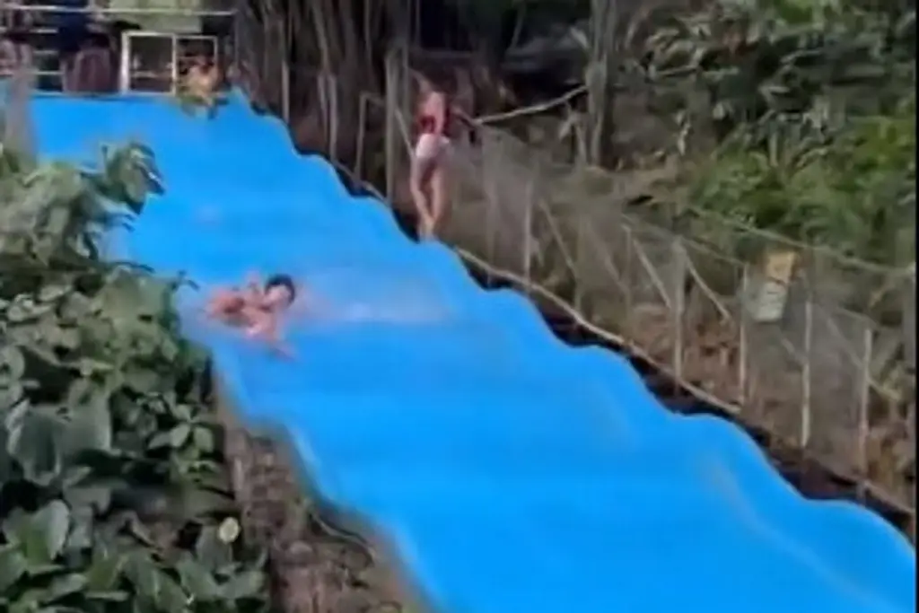 Imagen Graba a 2 amigas al borde de la muerte en un tobogán y genera polémica (+video)