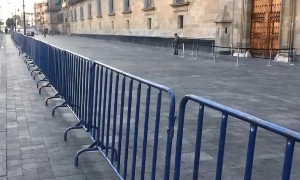 Imagen Normalistas saltan vallas metálicas de Palacio Nacional; colocan manta abajo del Balcón Presidencial