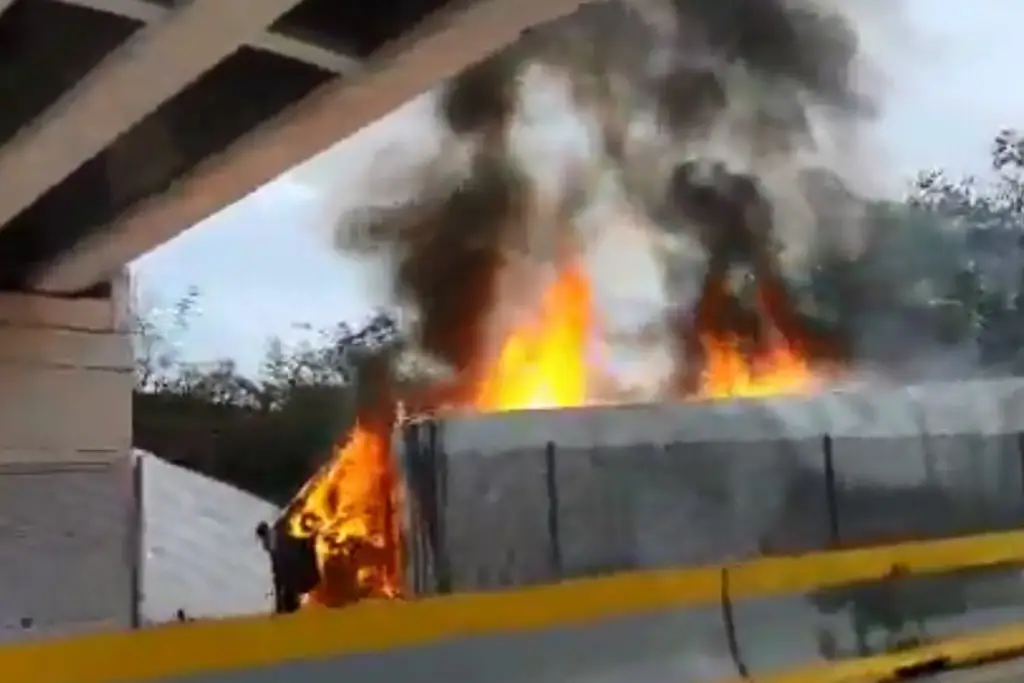 Imagen Tráiler provoca carambola en autopista; muere elemento de la GN (+Video)