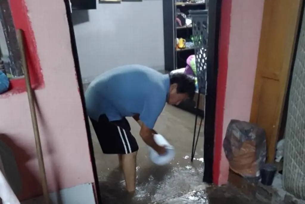 Imagen Se inundan 'por culpa de malla que retiene basura' en colonia de Veracruz