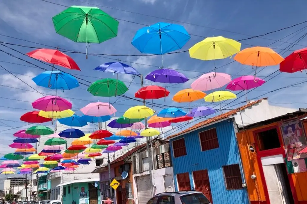 Imagen En pleno Carnaval decoran con sombrillas de colores en Veracruz 