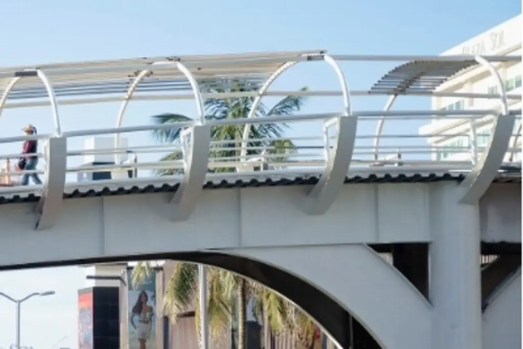 Imagen Se registra fuerte accidente automovilístico debajo del 'Puente de la Amistad', en Boca del Río