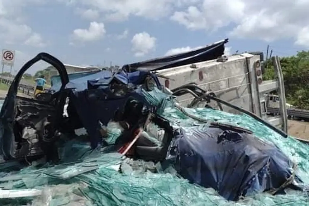 Familia completa muere tras choque con tráiler en carretera de Veracruz ...
