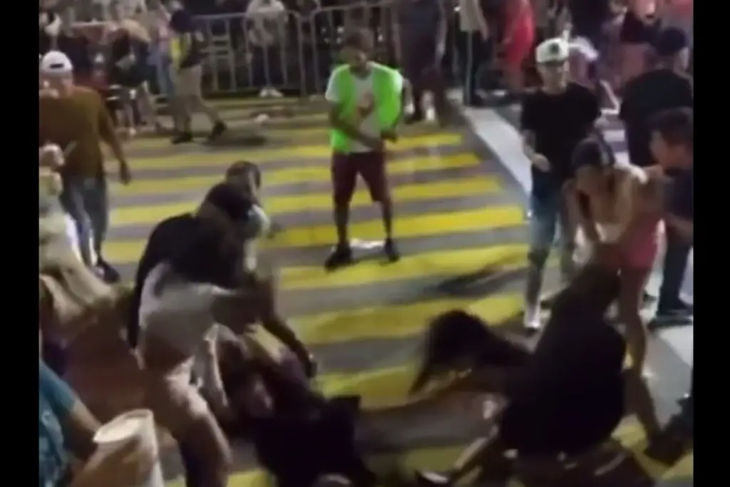 Imagen Captan pelea de mujeres durante desfile del Carnaval de Veracruz (+Video)
