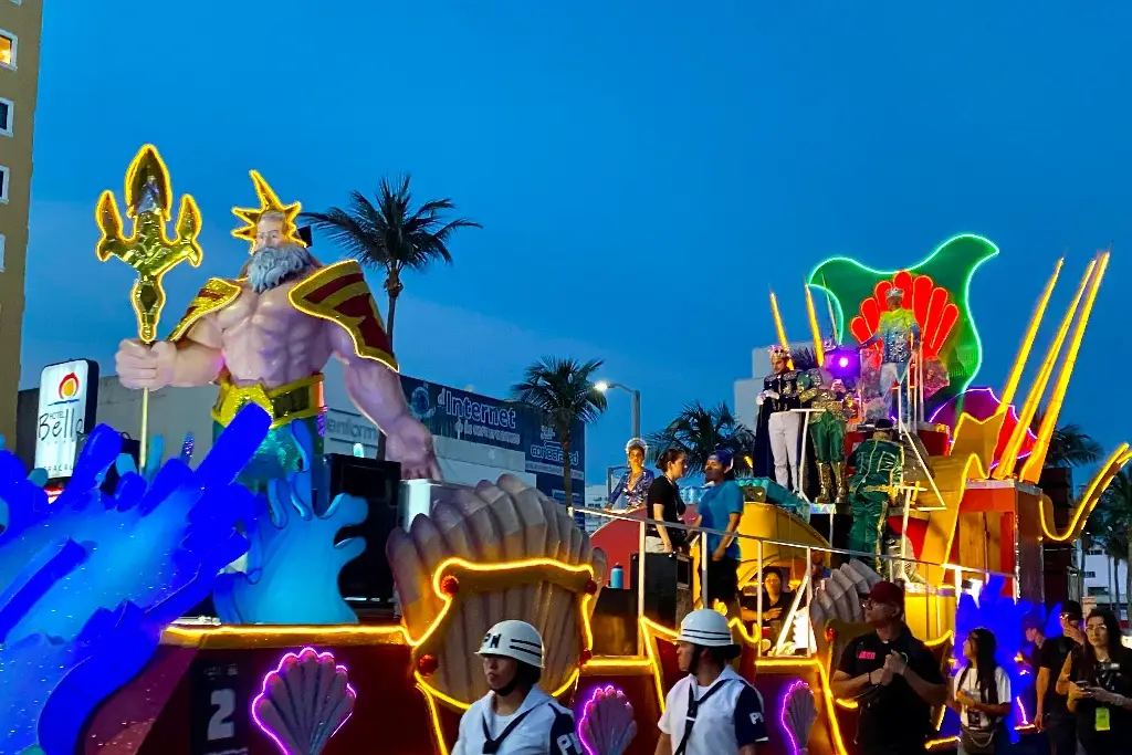 Imagen Con coloridos vestuarios y carros alegóricos luminosos se realiza tercer desfile 