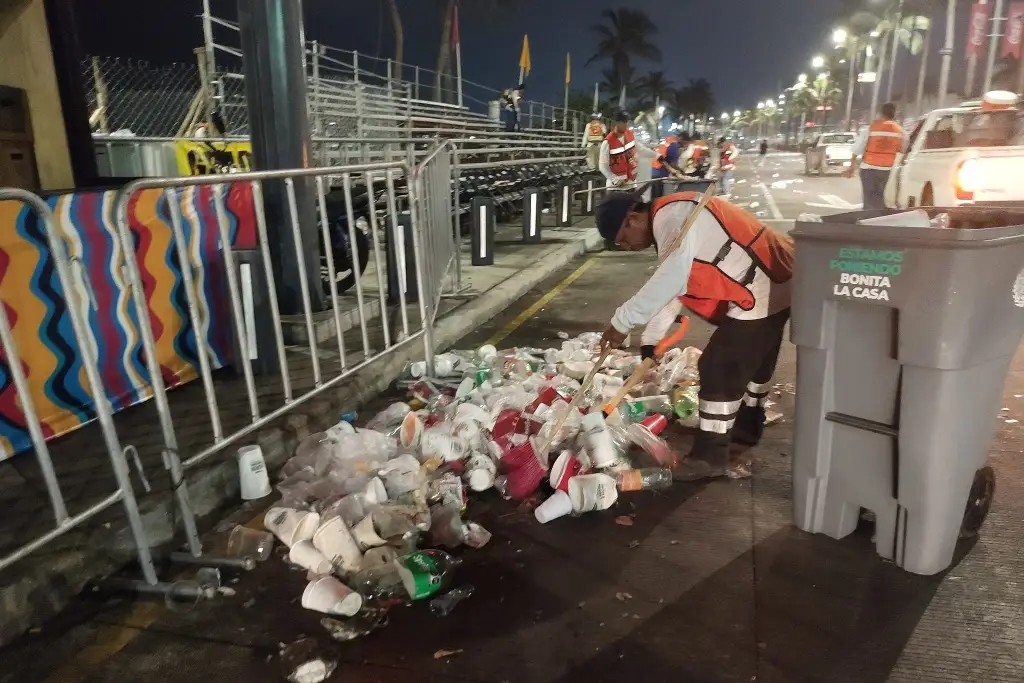 Imagen Barrenderos presumen su comparsa y limpian el bulevar tras desfiles del Carnaval de Veracruz