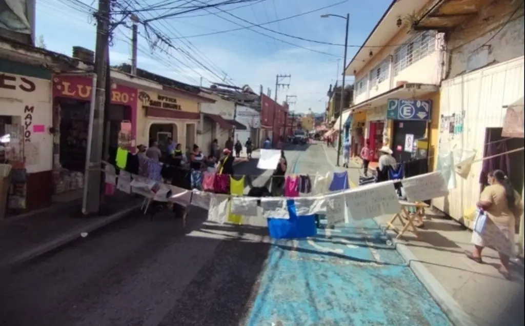 Imagen En Orizaba tampoco tienen agua, vecinos bloquean vialidad en la zona centro