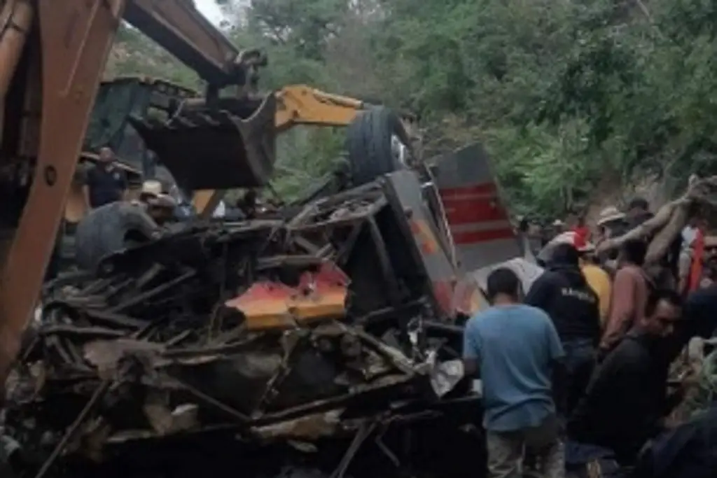 Ya son 28 muertos y 16 heridos por volcadura de autobús en Oaxaca - xeu ...