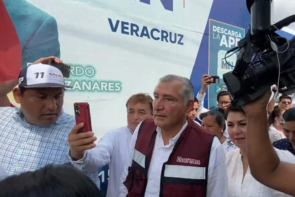 Imagen Adán Augusto López visita Veracruz, estuvo en el cruce de Díaz Mirón y Bolívar (+Video)