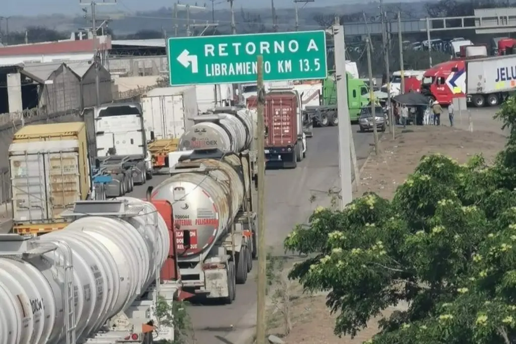 Imagen Ven como 'tema superado' problemas en recinto portuario de Veracruz