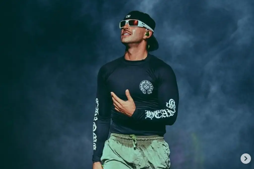 Imagen Feid sufre accidente en pleno escenario durante concierto (+Video)