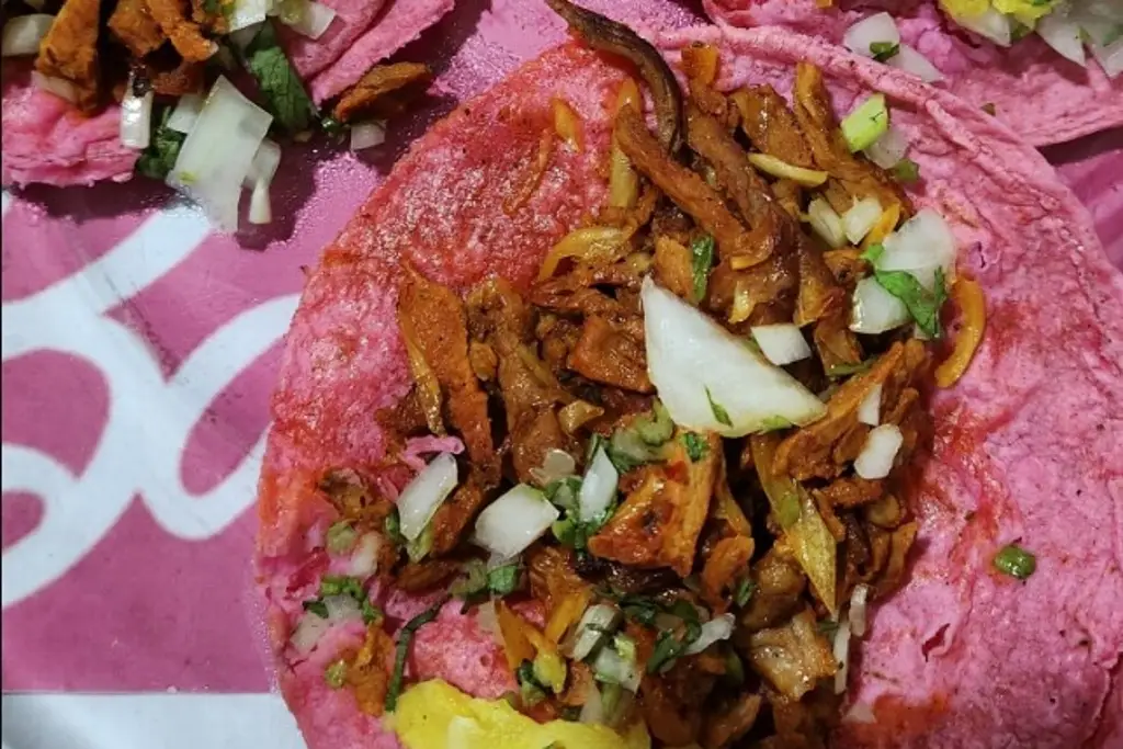 Imagen Crean tacos con temática de Barbie ¿Cómo preparan la tortilla rosa? (+Video)