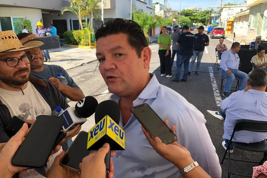 Imagen Empresa retirará 2.5 toneladas de cable aéreo en calles de Veracruz