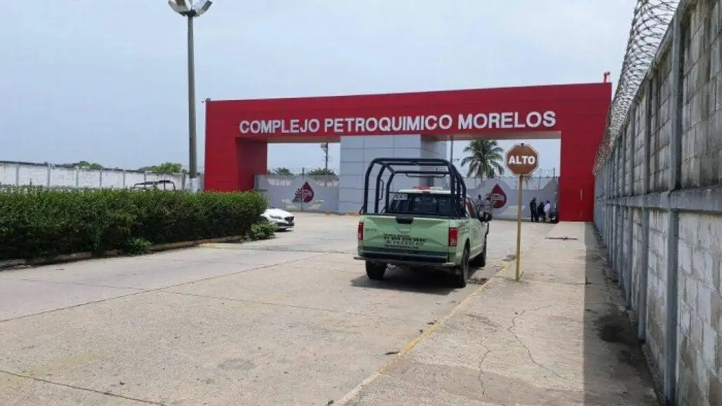 Imagen Desalojan a trabajadores de Complejo Petroquímico por amenaza de bomba en Coatzacoalcos