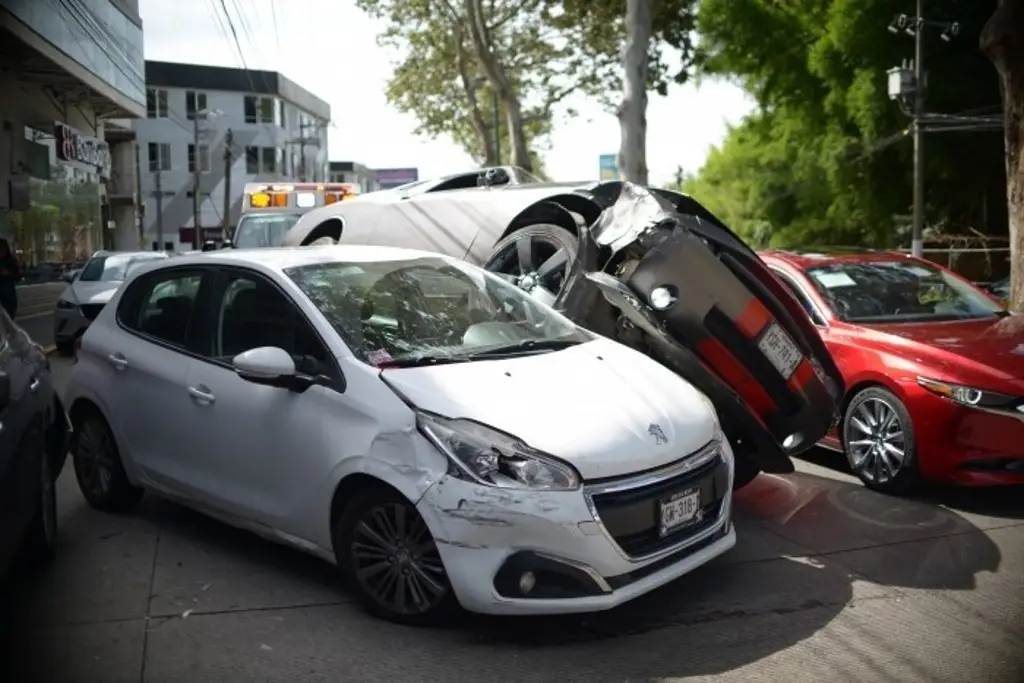Imagen Accidente en Murillo Vidal; auto queda encima del otro, en Xalapa