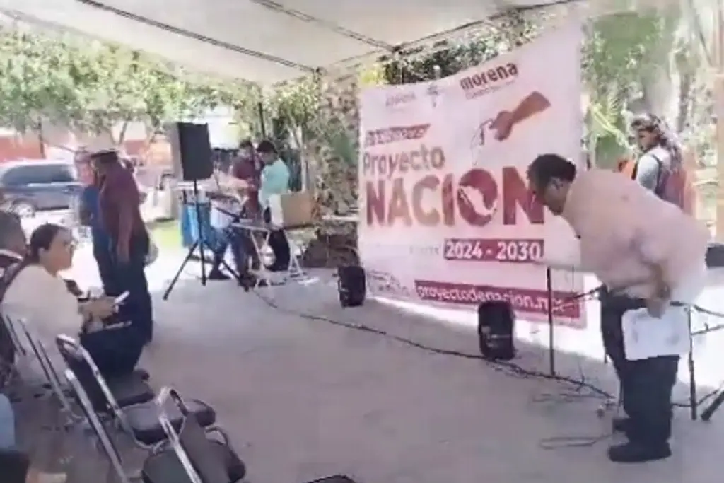 Imagen Se le caen los pantalones a diputado de Morena en pleno discurso (+Video)