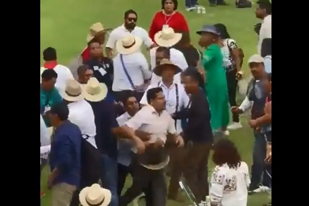Imagen Diputado de Morena provoca riña en Guelaguetza de maestros; hay 3 lesionados