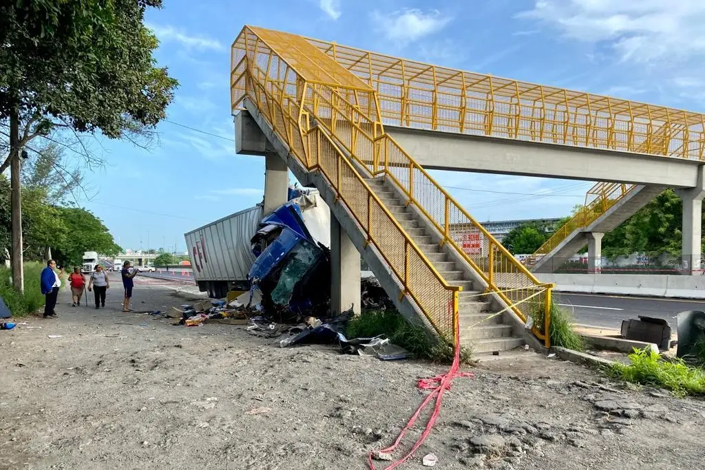 Imagen Persiste cierre en autopista Veracruz-Cardel por fuerte accidente 
