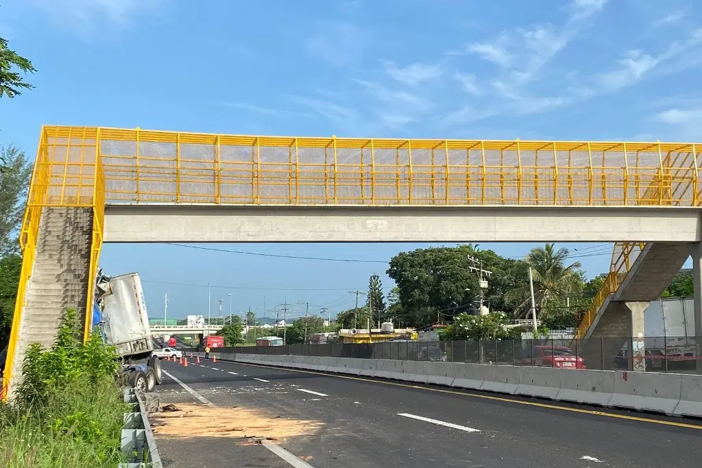 Imagen Puente peatonal dañado por tráiler le corresponde a la SICT: Alcaldesa de Veracruz