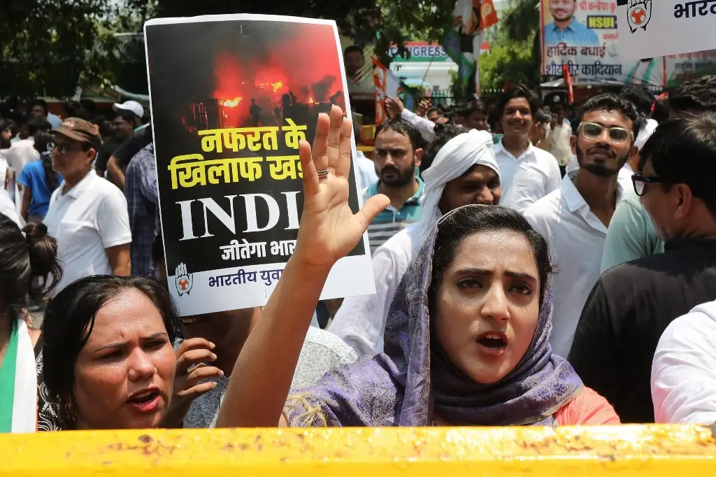 Imagen Indigna video de dos mujeres obligadas a desfilar desnudas ante decenas de hombres 