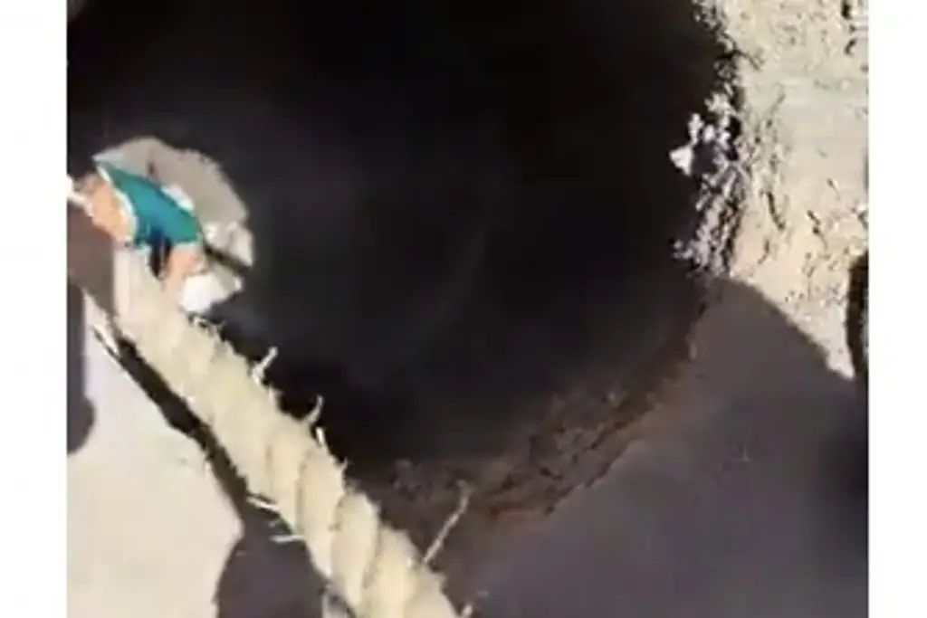 Imagen Niño cae en coladera en Centro Histórico de Puebla (+video)