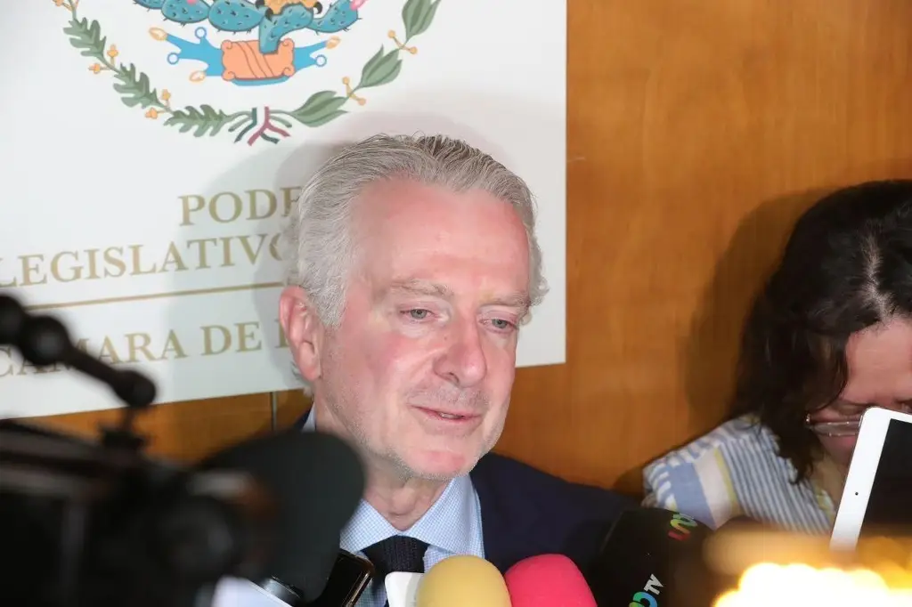 Imagen Vicente Fox se equivoca, programas sociales son obligatorios: Santiago Creel