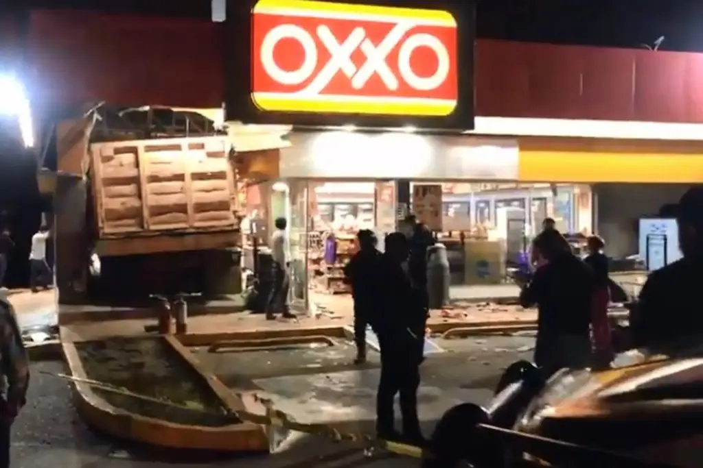 Imagen Se mete camión de volteo hasta las cajas de tienda de conveniencia al sur de Veracruz (+Video)