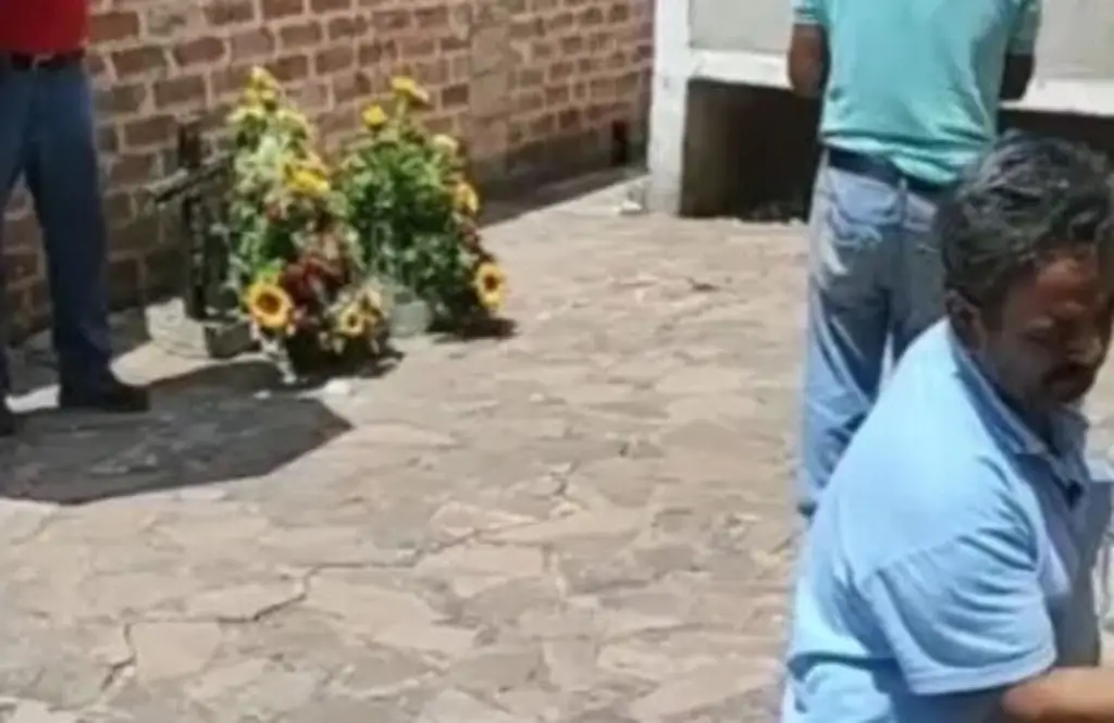 Imagen Captan supuesto fantasma de niño asomándose en cementerio (+Video)