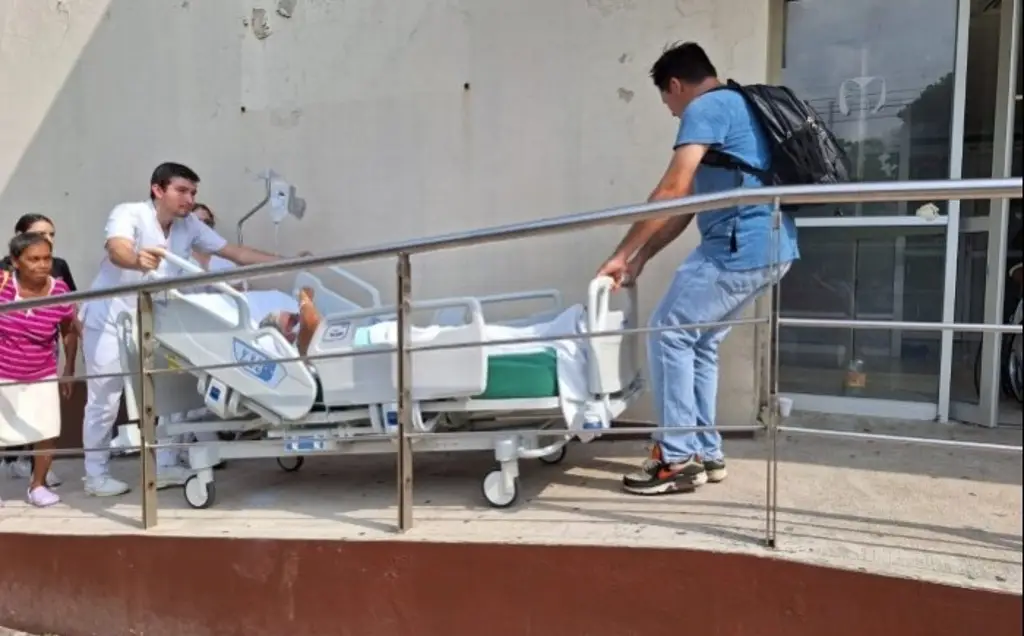 Imagen Entre 300 y 500 pacientes fueron evacuados del IMSS de Coatzacoalcos, Veracruz