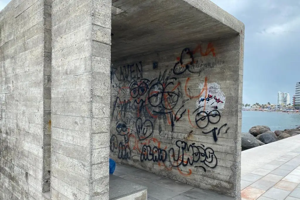 Imagen Así se observan los cuadros de concreto de la Plaza del Migrante, todos grafiteados 