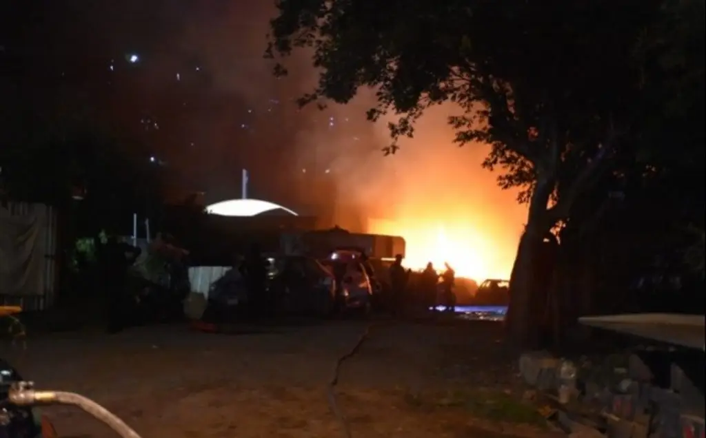 Imagen Arde corralón en Ciudad Mendoza, numerosos vehículos terminan calcinados