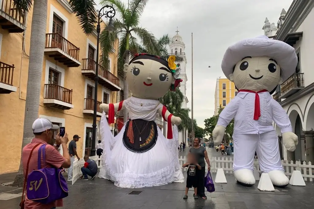 Imagen Toñita y Agustín los jarochos gigantes llegaron el zócalo de Veracruz
