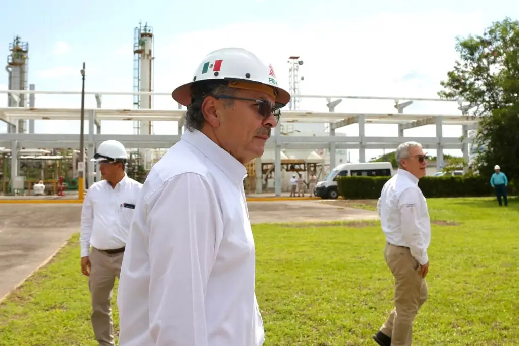 Imagen Director de Pemex supervisa trabajos en Complejo de Cotaxtla, Veracruz 