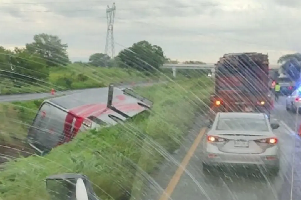 Imagen Cierre en autopista Tinaja-Cosoleacaque por volcadura de autobús