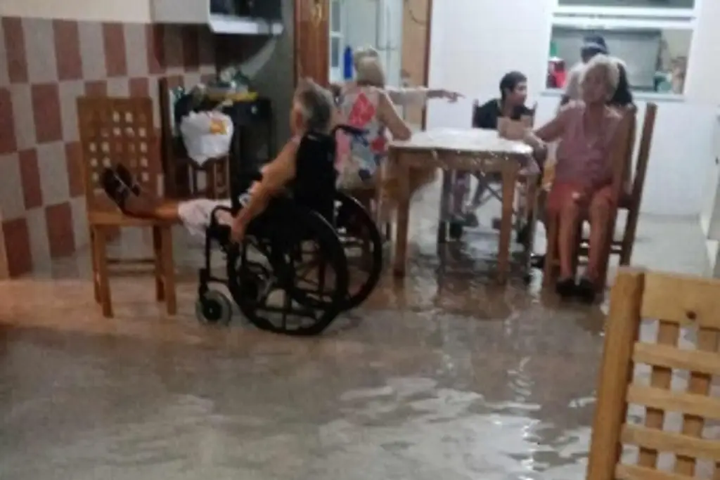 Imagen Por fuertes lluvias, se inunda asilo de ancianos en Minatitlán, Veracruz 