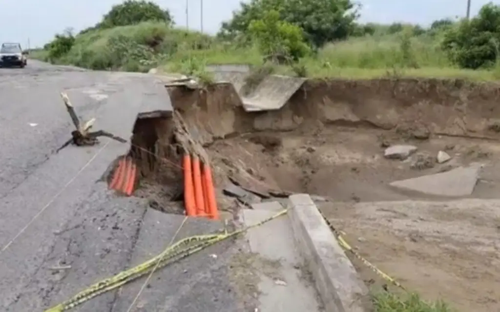 Imagen Enorme socavón en fraccionamiento Oasis de Veracruz