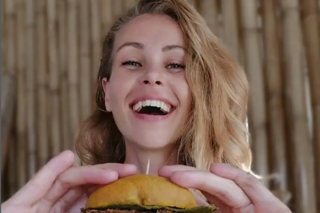 Imagen Influencer vegana muere 'por no comer'; llevaba dieta basada en fruta y granos