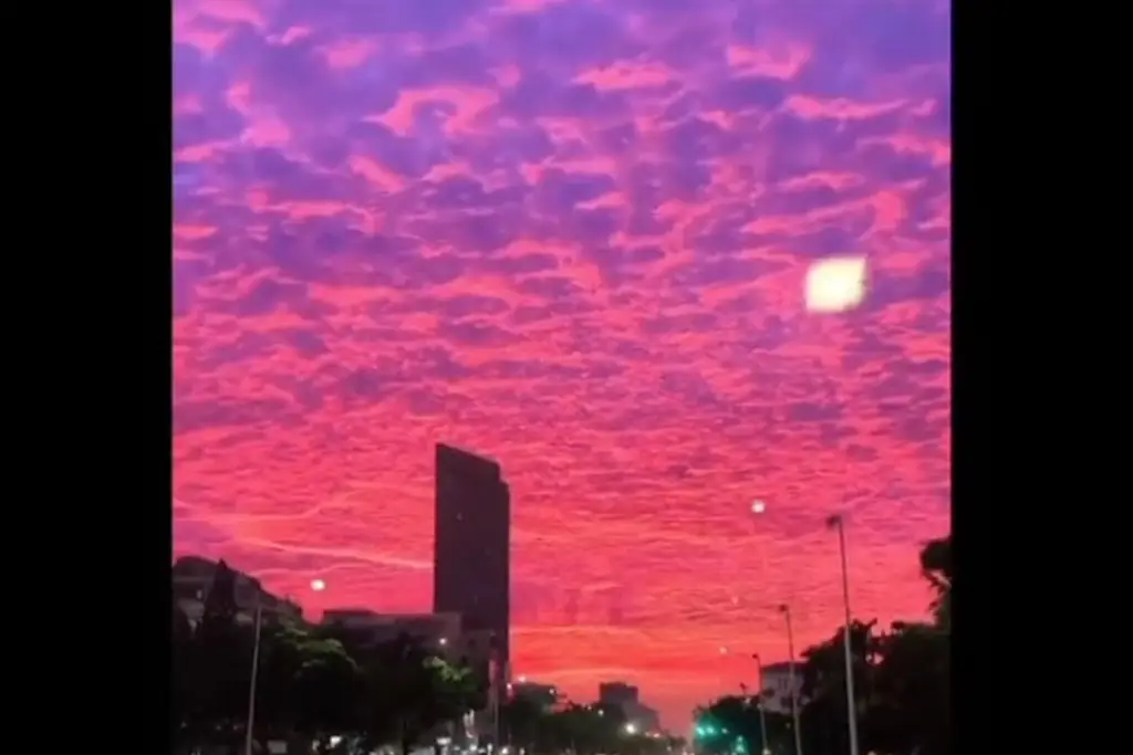 Imagen Espectacular atardecer sorprende con tonos rosas, morados y naranjas (+Video)